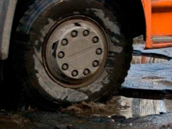 Ямы на дорогах Покровска не могут преодолеть даже грузовики