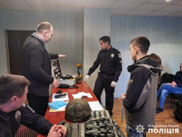Селидовские полицейские поделились секретами своей работы со школьниками