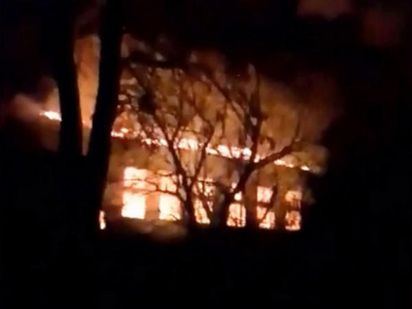 В здании бывшей школы в Украинске произошел масштабный пожар