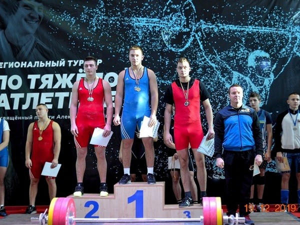 Спортсмены из Новогродовки собрали урожай медалей на региональных соревнованиях по тяжелой атлетике
