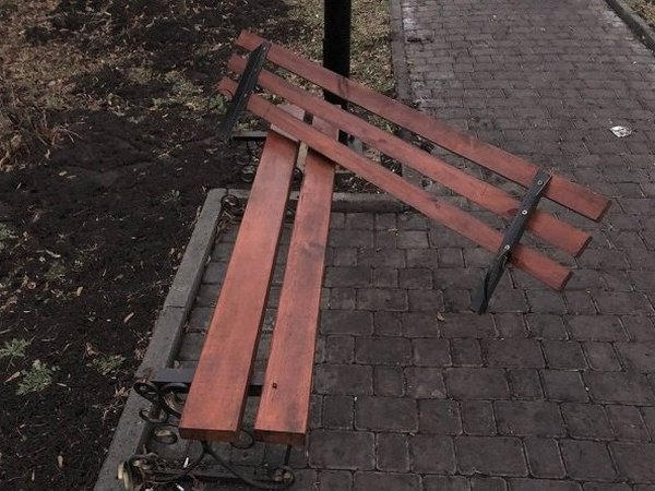 В Новогродовке вандалы сводят на нет все усилия по благоустройству города