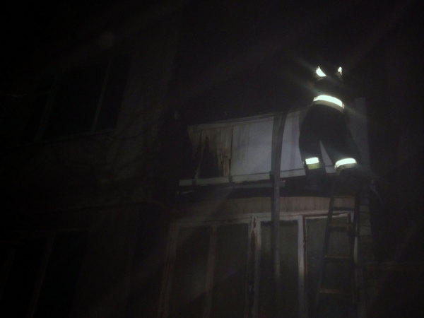 Ночью в Селидово спасатели эвакуировали из горящей квартиры мужчину и женщину