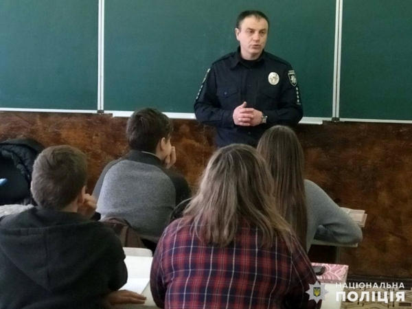 Полицейские учат школьников Горняка и Украинска противостоять буллингу