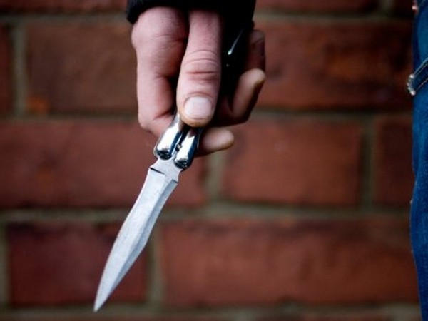 Житель Покровска разгуливал по улице с ножом