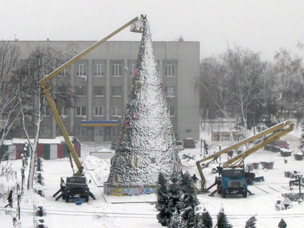 В Покровске только сегодня начали разбирать главную новогоднюю елку
