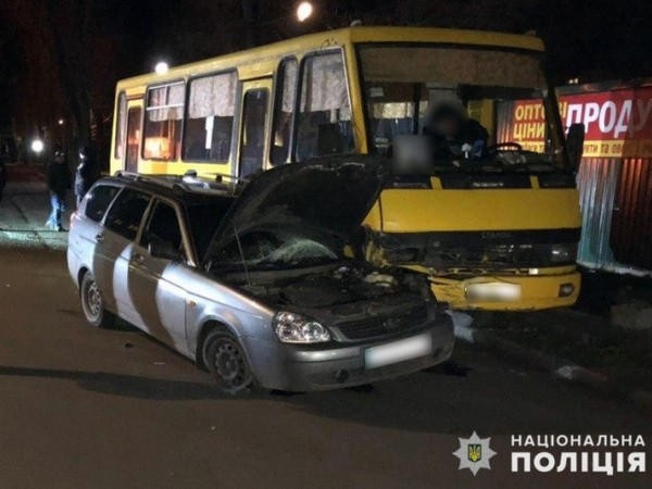 В Покровске автомобиль врезался в пассажирский автобус