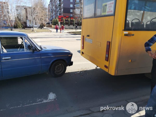 В Покровске автомобиль врезался в маршрутку с людьми