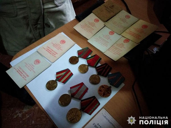 Жительнице Кураховки вернули украденные ценные ордена и медали