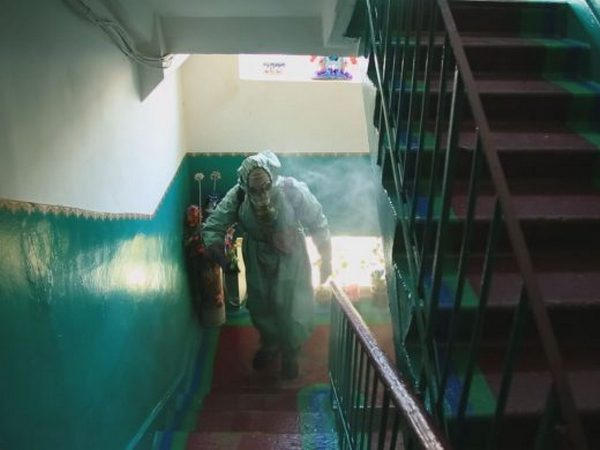 В связи с эпидемией коронавируса в Покровске проводят дезинфекцию подъездов многоэтажек