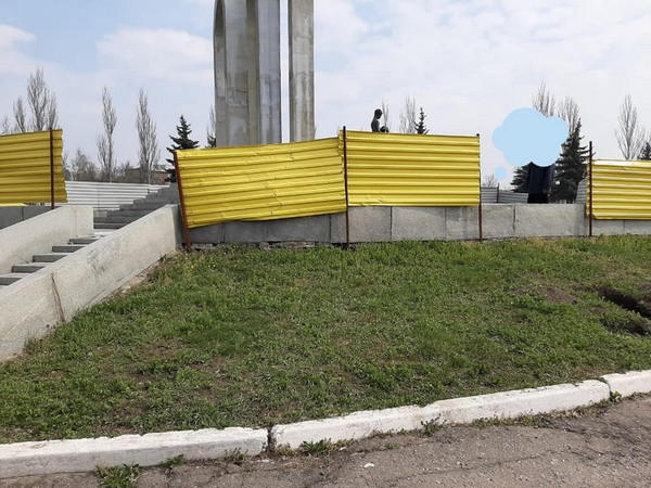 В Покровске пытались украсть ограждение вокруг памятника над братской могилой