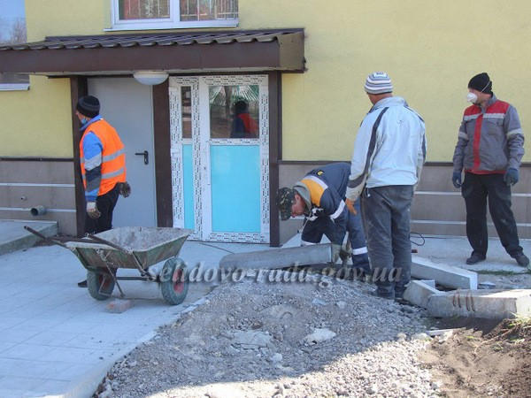 В Селидово благоустраивают территорию будущей опорной школы