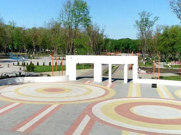 В парке «Юбилейный» в Покровске кипят работы по благоустройству