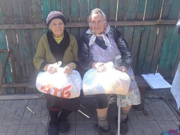 Жителям Новогродовки бесплатно раздали 700 продуктовых наборов