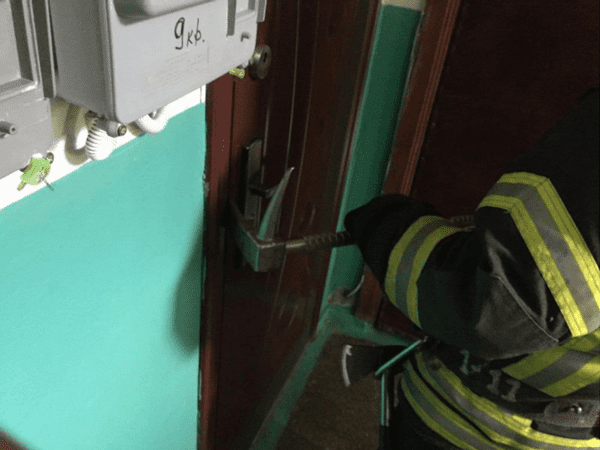 Чтобы оказать помощь жительнице Покровска, пришлось вызывать спасателей