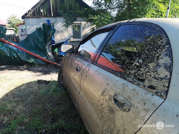 В Покровске автомобиль снес заборы нескольких частных домовладений