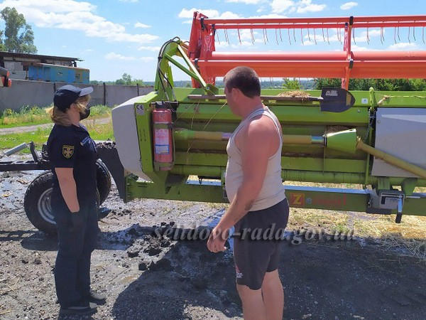 На территории Селидовского горсовета пытаются спасти урожай от огня