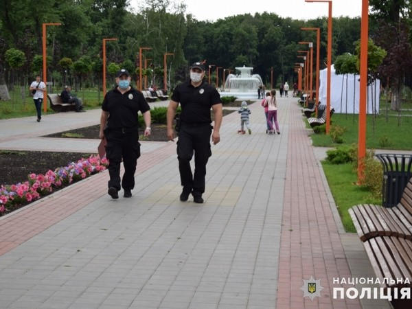 В Покровске полицейские вместе с активистами борются с торговлей наркотиками