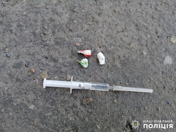 У прохожего в Покровске полицейские обнаружили наркотики на любой вкус