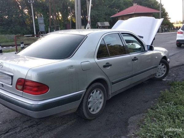 На выезде из Покровска загорелся Mercedes