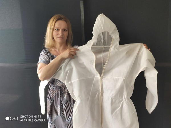 Предпринимательница из Покровска во время карантина начала изготавливать защитные медицинские костюмы