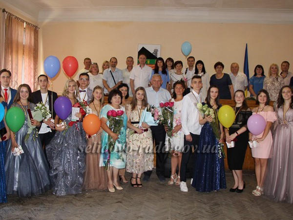 В Селидово наградили выпускников-медалистов