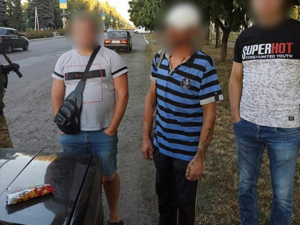 В Селидово на улице полицейские обнаружили местного жителя с наркотиками