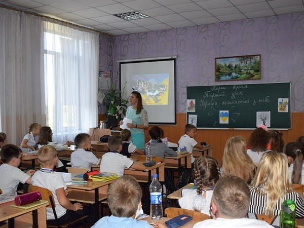 В этом году в Новогродовке около 1300 школьников, из них 126 - первоклассники