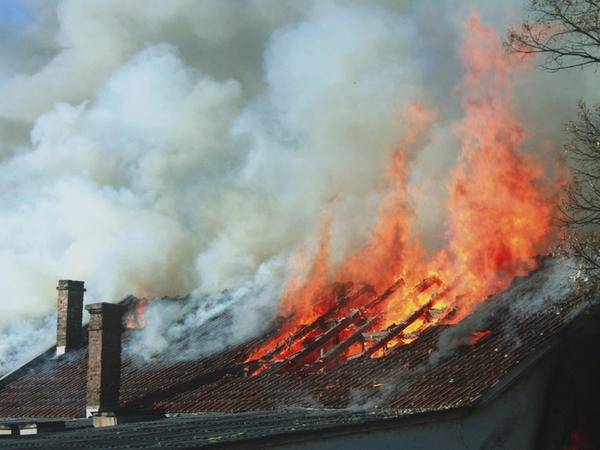 Во время масштабного пожара в Селидово спасателям удалось спасти женщину