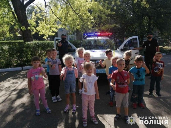 В Селидово полицейские приехали в детский сад, чтобы напомнить детям правила поведения на дороге