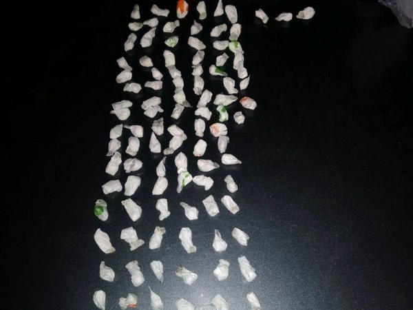 На блокпосту в Покровске у пассажира такси обнаружили крупную партию наркотиков