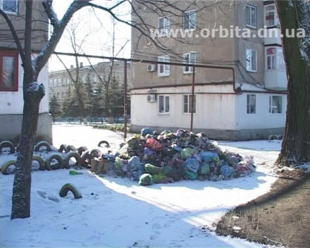 В Родинском под окна должников коммунальщики выгрузили горы мусора (фото + видео)