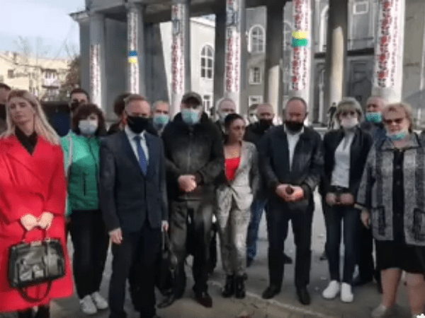 В Новогродовке люди митинговали под зданием территориальной избирательной комиссии