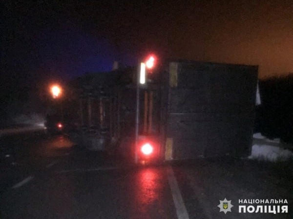 Вблизи Покровска перевернулась фура со стройматериалами