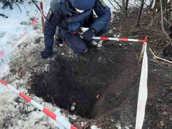 В Горняке неподалеку от школы нашли гранату