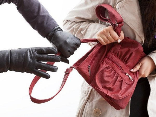 Несмотря на домашний арест, 15-летний подросток продолжает грабить жителей Покровска