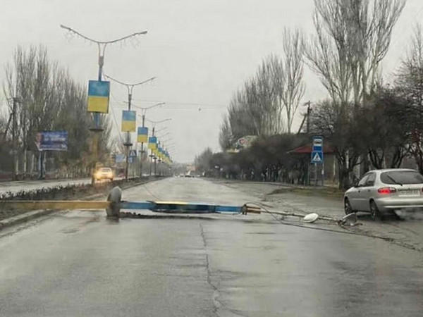 В Покровске упавшая электроопора перекрыла одну из основных автомагистралей города