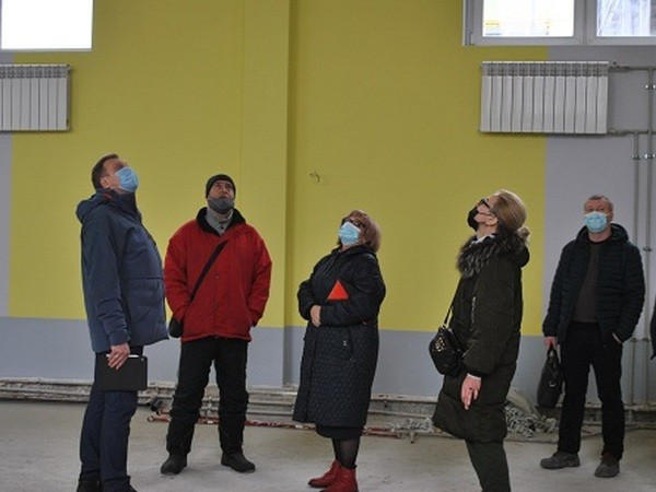 Мэр Новогродовки проинспектировал, как продвигается капитальный ремонт в опорной школе