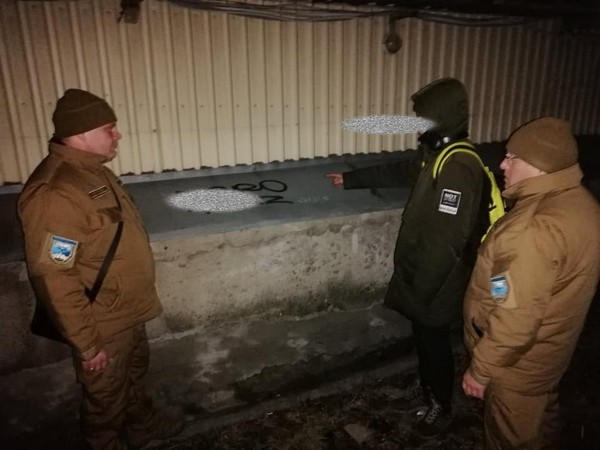 В Покровске задержали парня, который по ночам разрисовывал стены домов, заборы и банкоматы