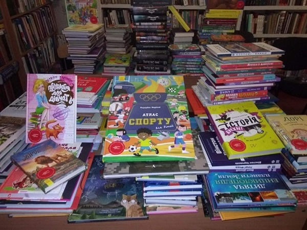 Библиотеки Новогродовки получили более 800 новых популярных книг
