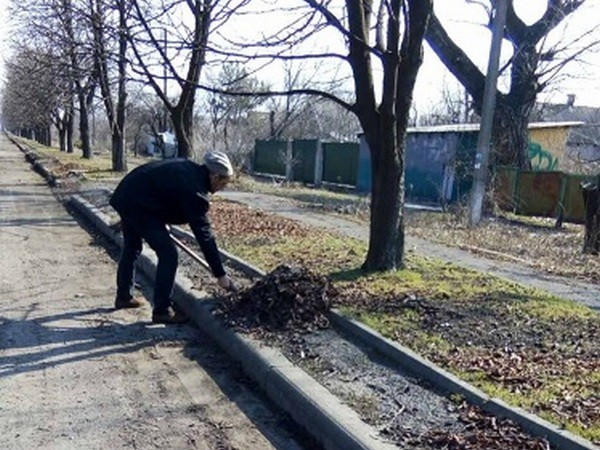 Большая уборка в Новогродовской громаде: порядок на улицах наводят коммунальщики и местные жители