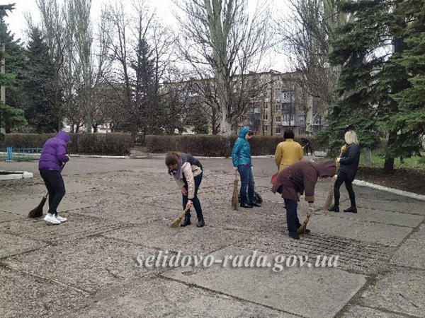 Работники Селидовского горсовета приняли участие в уборке города
