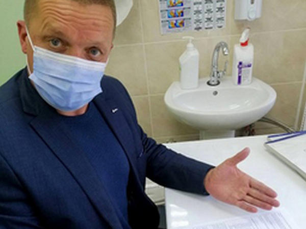 Мэр Селидово Виталий Нешин вакцинировался от COVID-19