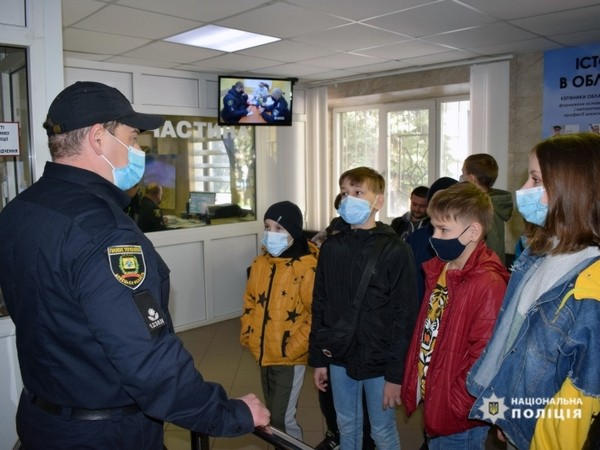 В Покровске детям организовали увлекательную экскурсию по отделению полиции