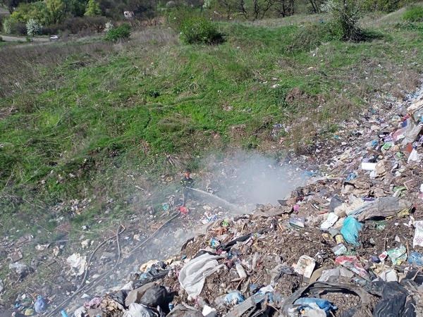 Вблизи Украинска загорелась мусорная свалка