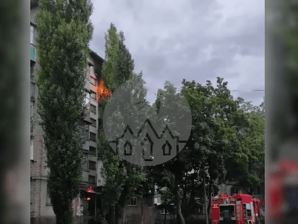 Очевидцы сняли на видео, как многоэтажка в Покровске едва не превратилась в горящий факел