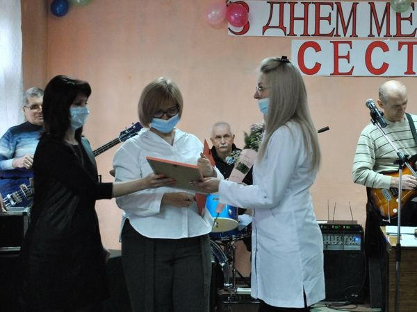 В Новогродовке медицинских сестер поздравили с профессиональным праздником