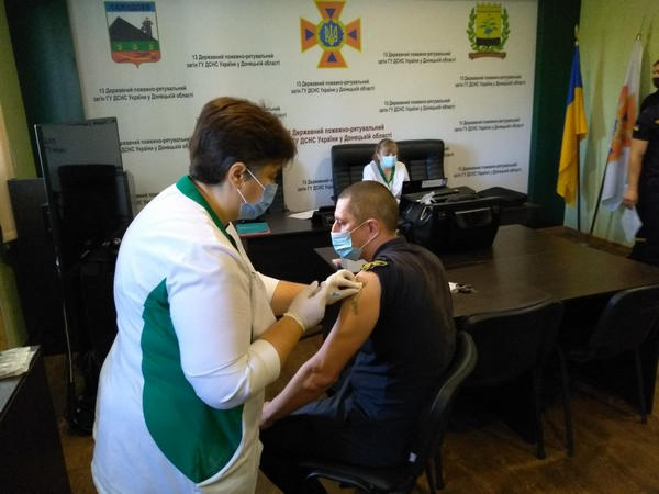 Селидовские спасатели продолжают вакцинироваться от COVID-19