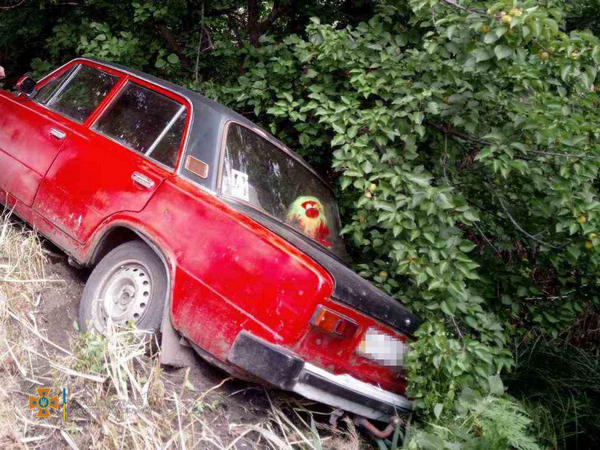 В Селидово водитель автомобиля не справился с управлением и вылетел в кювет: пришлось вызывать спасателей