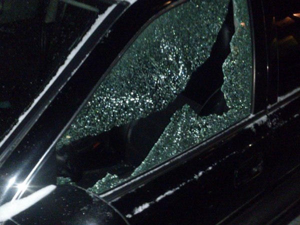 В Покровске совершено нападение на мужчину, который спал в своей машине