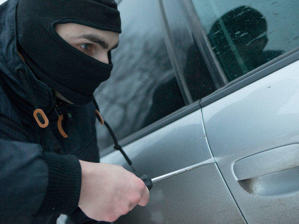 Житель Селидово занимался мошенничеством и кражами из автомобилей
